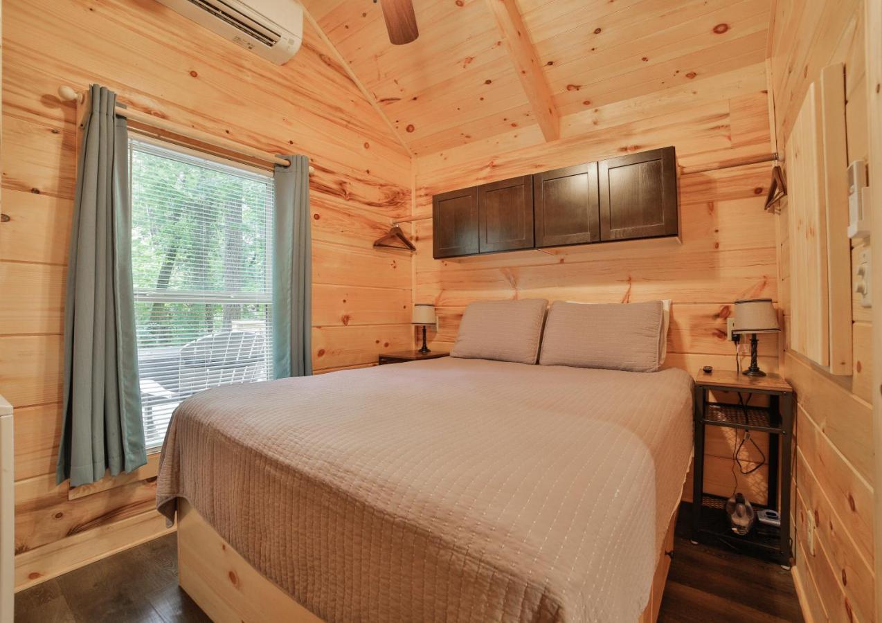 Thomas Cabin Forest Tiny Cabin With Hot Tub チャタヌーガ エクステリア 写真