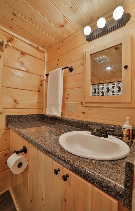 Thomas Cabin Forest Tiny Cabin With Hot Tub チャタヌーガ エクステリア 写真